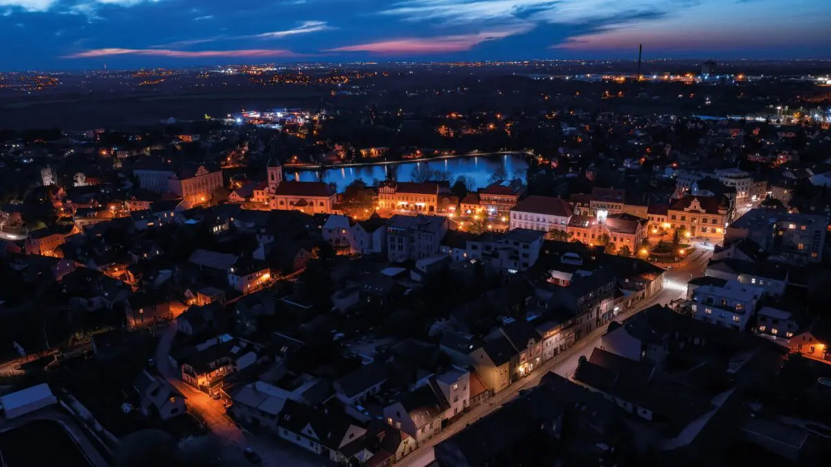 Město Říčany – panorama noc