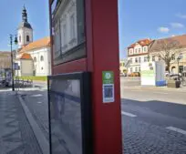 Na označnících autobusových zastávek jsme nechali nainstalovat chytrou vychytávku. Na označnících autobusových zastávek jsme nechali nainstalovat chytrou vychytávku.
