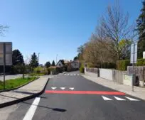 Oprava téměř kilometrového úseku komunikace Domažlická je dokončena Oprava téměř kilometrového úseku komunikace Domažlická je dokončena