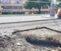 Práce na opravě povrchu ulice U Mostu musely být dočasně přerušeny z důvodu havarijního rozsáhlého propadu komunikace. Práce na opravě povrchu ulice U Mostu musely být dočasně přerušeny z důvodu havarijního rozsáhlého propadu komunikace.