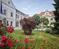 Další ročník výstavy Vidím sochy v Říčanech nese podtitul EMOCE NA EMOCE. Nenechte si ujít slavnostní vernisáž. Další ročník výstavy Vidím sochy v Říčanech nese podtitul EMOCE NA EMOCE. Nenechte si ujít slavnostní vernisáž.