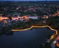 Dřevěná lávka přes Mlýnský rybník soutěží o titul Stavba roku Středočeského kraje 2026. Podpořte ji svým hlasem. Dřevěná lávka přes Mlýnský rybník soutěží o titul Stavba roku Středočeského kraje 2026. Podpořte ji svým hlasem.