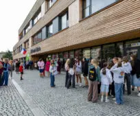 Novou školu na Komenského náměstí jsme předali dětem. Jsme rádi, že jste u slavnostního otevření byli s námi. Novou školu na Komenského náměstí jsme předali dětem. Jsme rádi, že jste u slavnostního otevření byli s námi.