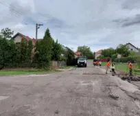 Oprava ulic Uhelná a K Podjezdu, které sloužily jako objízdné trasy při rekonstrukci Černokostelecké, byla zahájena. Oprava ulic Uhelná a K Podjezdu, které sloužily jako objízdné trasy při rekonstrukci Černokostelecké, byla zahájena.