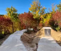 Trail na Kavčí skále je zase v provozu. Klopenky, skoky i terénní vlny jsou opraveny a trať je připravena k jízdě. Trail na Kavčí skále je zase v provozu. Klopenky, skoky i terénní vlny jsou opraveny a trať je připravena k jízdě.