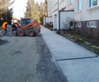 Oprava chodníků v ulici Na Kavčí skále pokračuje. Hotovo bude na konci dubna.