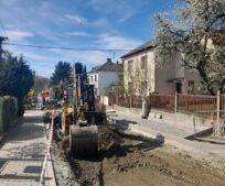 V ulici Fibichova intenzivně pracujeme na kompletní opravě komunikace. Nový povrch dostane vozovka i chodníky.