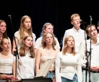 Žákovské Zastupitelstvo Říčany uspořádalo v KC LABUŤ další benefiční koncert – tentokrát věnovaný Nadačnímu fondu Viki.