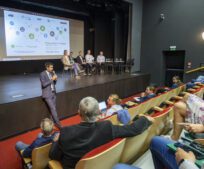 Zveme širokou veřejnost na čtvrtý ročník konference Future City Tech, která se uskuteční 15. května 2025 v Centru Na Fialce.