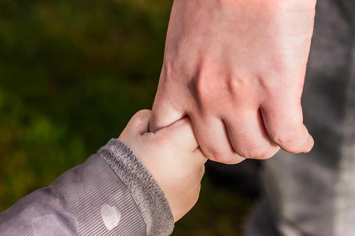 hands-g7469836c2_1920
