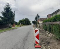 Zahájili jsme opravu chodníku na frekventované ulici Mírová v Pacově. Součástí prací je také výstavba dosud chybějících úseků.