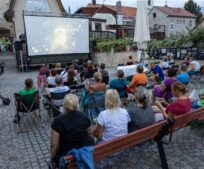 Opět jsme pro vás připravili letní kino! Těšit se můžete na filmové večery v Kouzelné zahradě u knihovny na Masarykově náměstí