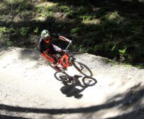 Dočasný trail pro říčanské bikery. Vítězný nápad mladých se už brzy postaví.