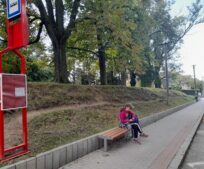 Doplňujeme lavičky na autobusových zastávkách i na dětských hřištích.