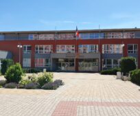 Ředitel 3. ZŠ U Říčanského lesa Dalibor Dudek rezignoval. Nahradí jej Vladimír Kořen. Ředitel 3. ZŠ U Říčanského lesa Dalibor Dudek rezignoval. Nahradí jej Vladimír Kořen.