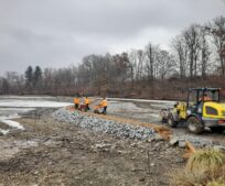 Zahájili jsme práce na dělící hrázi litorálního pásma rybníka Marvánek.