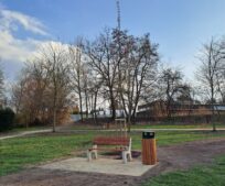 Na Marvánku přibylo nové odpočinkové místo s červenými javory a lavičkou. Projekt zvítězil v Překvapte Říčany 2025.