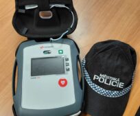 Městská policie Říčany má nově k dispozici další externí defibrilátor (AED). Městská policie Říčany má nově k dispozici další externí defibrilátor (AED).